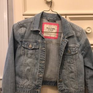 Abercrombie & Fitch cropped jean jacket